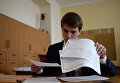 Ученик во время пробного Единого государственного экзамена по математике в московской школе с углубленным изучением английского языка № 12841 Ученик во время пробного Единого государственного экзамена по математике в московской школе с углубленным изучением английского языка № 12841