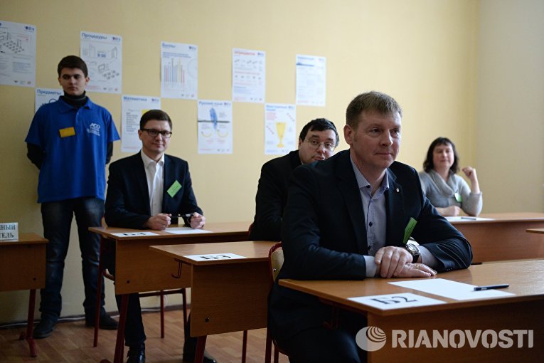 Российский бобслеист, двукратный олимпийский чемпион Александр Зубков во время пробного ЕГЭ по математике Российский бобслеист, двукратный олимпийский чемпион Александр Зубков во время пробного ЕГЭ по математике