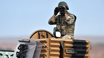 soldati turchi guardano con il binocolo sul confine turco-siriano.  foto d'archivio