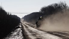 Украинские военные на дороге около Дебальцево. Архивное фото Украинские военные на дороге около Дебальцево. Архивное фото