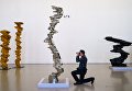 Работы британского скульптора Тони Крэгга на пресс-показе выставки Тони Крэгг. Скульптура и рисунки в Главном Штабе Государственного Эрмитажа Работы британского скульптора Тони Крэгга на пресс-показе выставки Тони Крэгг. Скульптура и рисунки в Главном Штабе Государственного Эрмитажа