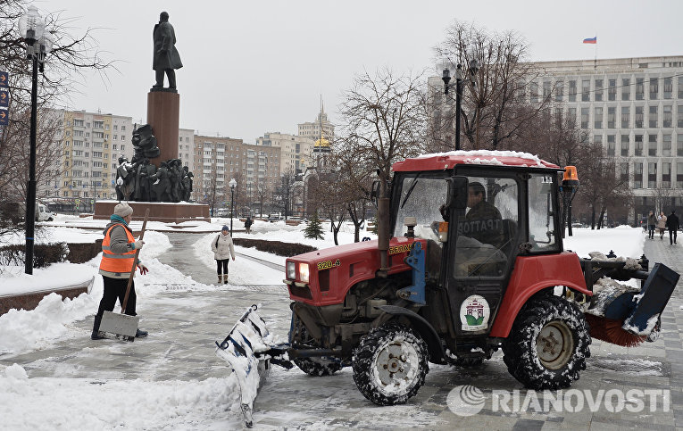 Работники управления жилищно-коммунального хозяйства убирают снег на Калужской площади Москвы после сильного снегопада Работники управления жилищно-коммунального хозяйства убирают снег на Калужской площади Москвы после сильного снегопада