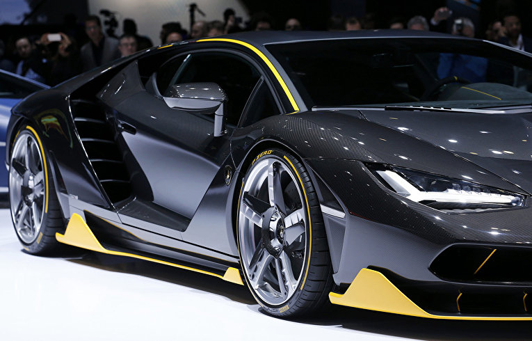 Автомобиль Lamborghini Centenario на 86-м международном автосалоне в Женеве. Март 2016 Автомобиль Lamborghini Centenario на 86-м международном автосалоне в Женеве. Март 2016