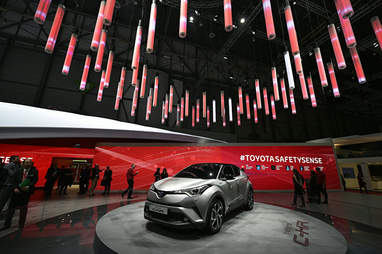 Автомобиль Toyota C-HR Coupe High Rider на 86-м международном автосалоне в Женеве. Март 2016 Автомобиль Toyota C-HR Coupe High Rider на 86-м международном автосалоне в Женеве. Март 2016