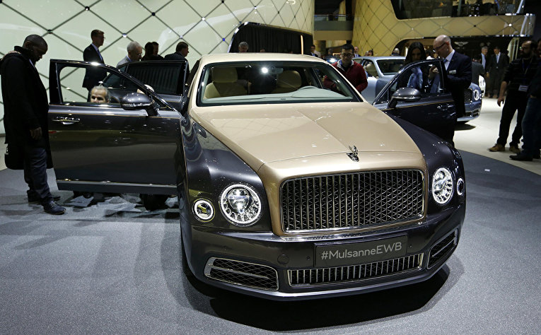 Автомобиль Bentley Mulsanne EWB на 86-м международном автосалоне в Женеве. Март 2016 Автомобиль Bentley Mulsanne EWB на 86-м международном автосалоне в Женеве. Март 2016