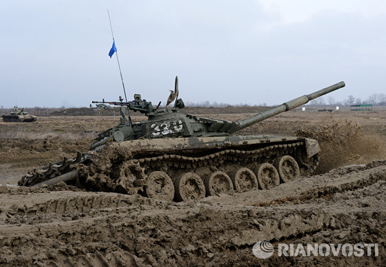 Танк Т-72Б3 17-й отдельной мотострелковой бригады 58-й армии на огневом рубеже во время соревнований по танковому биатлону Танк Т-72Б3 17-й отдельной мотострелковой бригады 58-й армии на огневом рубеже во время соревнований по танковому биатлону