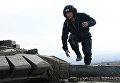 Военнослужащий на броне танка Т-72Б3 17-й отдельной мотострелковой бригады 58-й армии на огневом рубеже во время соревнований по танковому биатлону Военнослужащий на броне танка Т-72Б3 17-й отдельной мотострелковой бригады 58-й армии на огневом рубеже во время соревнований по танковому биатлону