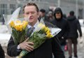 Мужчина с букетами цветов в преддверии праздника 8 марта в Москве Мужчина с букетами цветов в преддверии праздника 8 марта в Москве