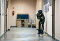 Девушка-курсант моет полы в общежитии Военно-космической академии имени А.Ф. Можайского в Санкт-Петербурге Девушка-курсант моет полы в общежитии Военно-космической академии имени А.Ф. Можайского в Санкт-Петербурге