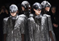 Показ коллекции Anrealage во время недели моды прет-а-порте в Париже. Март 2016 Показ коллекции Anrealage во время недели моды прет-а-порте в Париже. Март 2016