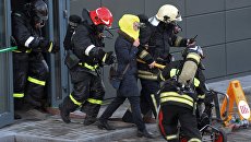 Сотрудники пожарно-спасательного подразделения МЧС России. Архивное фото Сотрудники пожарно-спасательного подразделения МЧС России. Архивное фото