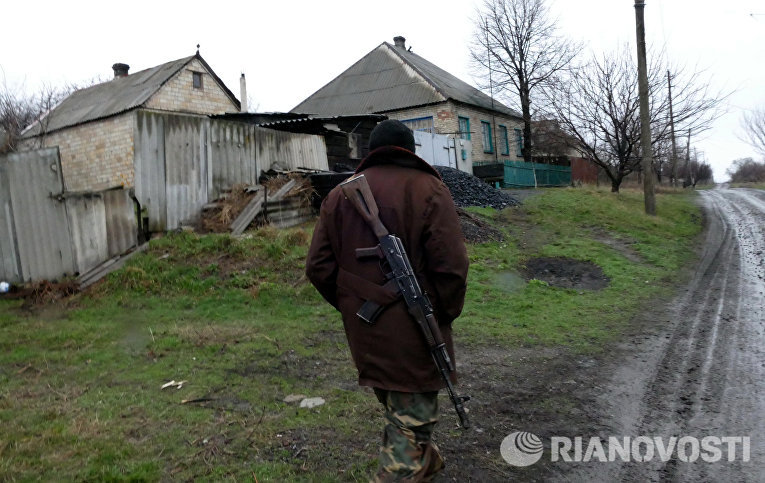 Ополченец ДНР в поселке Зайцево под Горловкой Ополченец ДНР в поселке Зайцево под Горловкой