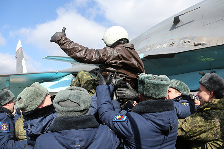 Первая группа бомбардировщиков Су-34, совершившая перелет с авиабазы Хмеймим, прибыла на авиабазу Западного военного округа в Воронежской области Первая группа бомбардировщиков Су-34, совершившая перелет с авиабазы Хмеймим, прибыла на авиабазу Западного военного округа в Воронежской области