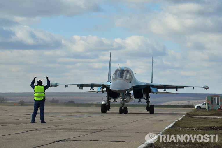 Первая группа бомбардировщиков Су-34 из Сирии приземлилась под Воронежем Первая группа бомбардировщиков Су-34 из Сирии приземлилась под Воронежем