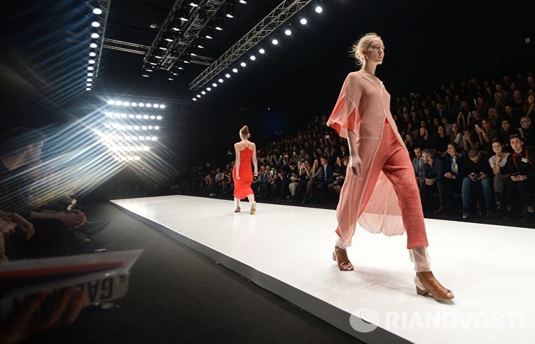 Модели демонстрируют одежду из новой коллекции дизайнера KSENIASERAYA в рамках Mercedes-Benz Fashion Week Russia в ЦВЗ Манеж Модели демонстрируют одежду из новой коллекции дизайнера KSENIASERAYA в рамках Mercedes-Benz Fashion Week Russia в ЦВЗ Манеж