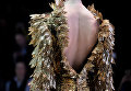 Модель демонстрирует одежду из новой коллекции SLAVA ZAITSEV в рамках Mercedes-Benz Fashion Week Russia в ЦВЗ Манеж Модель демонстрирует одежду из новой коллекции SLAVA ZAITSEV в рамках Mercedes-Benz Fashion Week Russia в ЦВЗ Манеж