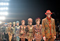 Модели демонстрируют одежду из новой коллекции SLAVA ZAITSEV в рамках Mercedes-Benz Fashion Week Russia в ЦВЗ Манеж Модели демонстрируют одежду из новой коллекции SLAVA ZAITSEV в рамках Mercedes-Benz Fashion Week Russia в ЦВЗ Манеж