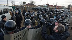 Сотрудники правоохранительных органов в поселке Плеханово в Тульской области. Архивное фото Сотрудники правоохранительных органов в поселке Плеханово в Тульской области. Архивное фото