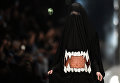Модель демонстрирует одежду из новой коллекции SORRY, I'M NOT в рамках Mercedes-Benz Fashion Week Russia в ЦВЗ Манеж Модель демонстрирует одежду из новой коллекции SORRY, I'M NOT в рамках Mercedes-Benz Fashion Week Russia в ЦВЗ Манеж