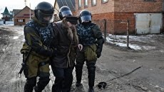 Сотрудники правоохранительных органов производят задержание в поселке Плеханово в Тульской области Сотрудники правоохранительных органов производят задержание в поселке Плеханово в Тульской области