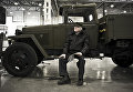 Автомобильный коллекционер Виталий Сефгерьянц во время подготовки выставки Моторы Войны в выставочном центре Крокус Экспо в Москве Автомобильный коллекционер Виталий Сефгерьянц во время подготовки выставки Моторы Войны в выставочном центре Крокус Экспо в Москве