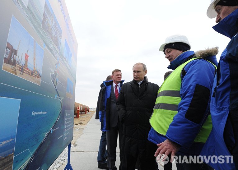 Президент России Владимир Путин во время посещения строительной площадки транспортного перехода через Керченский пролив на острове Тузла Президент России Владимир Путин во время посещения строительной площадки транспортного перехода через Керченский пролив на острове Тузла