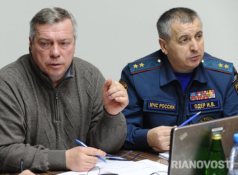 Губернатор Ростовской области Василий Голубев и начальник Южного регионального центра МЧС России Игорь Одер на заседании штаба по расследованию причин авиакатастрофы в аэропорту Ростова-на-Дону Губернатор Ростовской области Василий Голубев и начальник Южного регионального центра МЧС России Игорь Одер на заседании штаба по расследованию причин авиакатастрофы в аэропорту Ростова-на-Дону