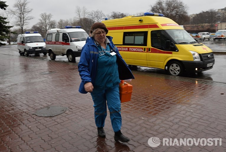 Работник Скорой помощи в аэропорту Ростова-на-Дону, где при посадке разбился пассажирский самолет Boeing-737-800 Работник Скорой помощи в аэропорту Ростова-на-Дону, где при посадке разбился пассажирский самолет Boeing-737-800