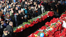 Люди скорбят у мемориала в аэропорту Ростова-на-Дону, посвященного погибшим при крушении пассажирского самолета Boeing-737-800 Люди скорбят у мемориала в аэропорту Ростова-на-Дону, посвященного погибшим при крушении пассажирского самолета Boeing-737-800