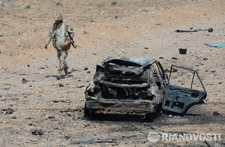 Бойцы отряда народного ополчения Соколы пустыни у военной и гражданской техники подбитой в результате боев в 10-ти км к западу от Пальмиры. Бойцы отряда народного ополчения Соколы пустыни у военной и гражданской техники подбитой в результате боев в 10-ти км к западу от Пальмиры.
