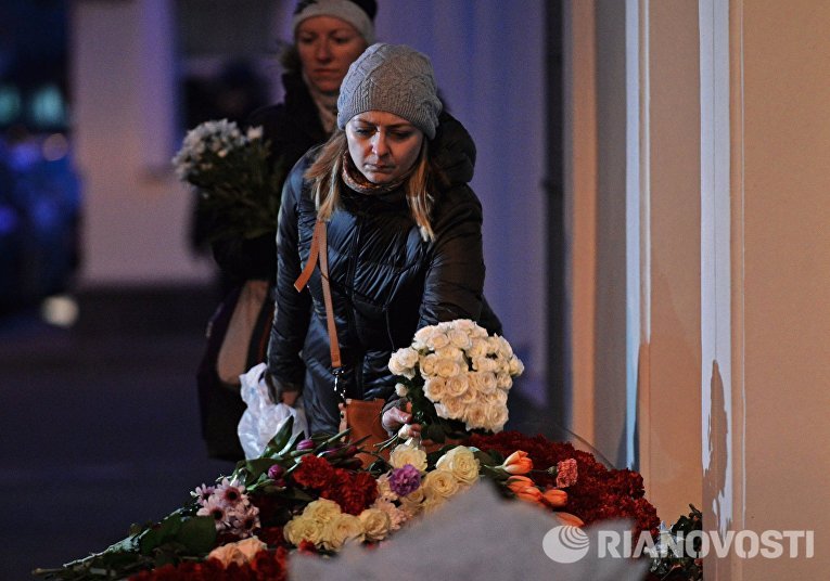 Акция в память о погибших при взрывах в Брюсселе у посольства Бельгии в Москве Акция в память о погибших при взрывах в Брюсселе у посольства Бельгии в Москве