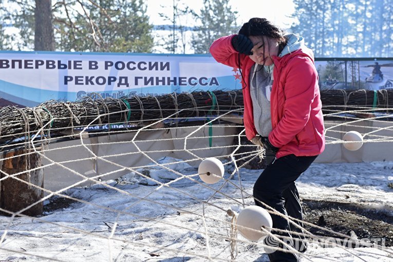 Шаманка Бибигуль плетет самый большой в мире амулет Ловец снов Шаманка Бибигуль плетет самый большой в мире амулет Ловец снов