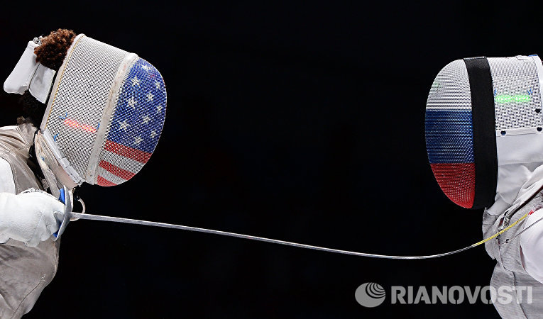 Слева направо: Нзинга Прескод (США) и Аида Шанаева (Россия) в полуфинальном поединке на соревнованиях среди женщин по фехтованию на рапирах на чемпионате мира в Москве Слева направо: Нзинга Прескод (США) и Аида Шанаева (Россия) в полуфинальном поединке на соревнованиях среди женщин по фехтованию на рапирах на чемпионате мира в Москве