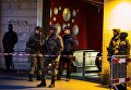 Сотрудники полиции и военнослужащие обеспечивают безопасность на одной из станций метро в Брюсселе Сотрудники полиции и военнослужащие обеспечивают безопасность на одной из станций метро в Брюсселе