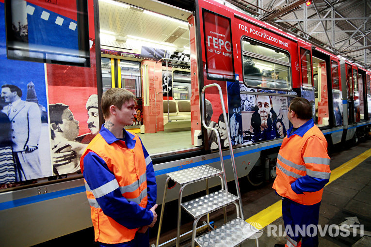 Сотрудники московского метрополитена рассматривают поезд Герои на все времена Сотрудники московского метрополитена рассматривают поезд Герои на все времена