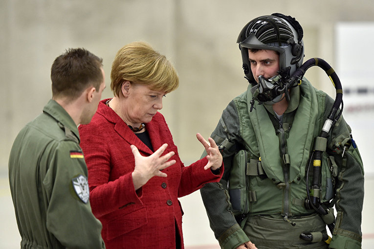 Канцлер Германии Ангела Меркель с пилотами во время своего визита на базу ВВС Германии Канцлер Германии Ангела Меркель с пилотами во время своего визита на базу ВВС Германии
