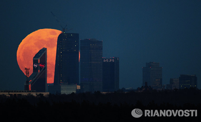 Полнолуние над Московским международным деловым центром Москва-Сити Полнолуние над Московским международным деловым центром Москва-Сити