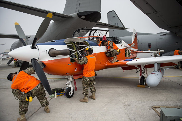 Самолет Peruvian KAI KT-1 на международном аэрокосмическом салоне Латинской Америки FIDAE в аэропорту Сантьяго Самолет Peruvian KAI KT-1 на международном аэрокосмическом салоне Латинской Америки FIDAE в аэропорту Сантьяго