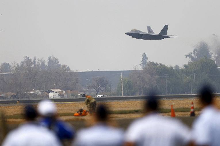 Истребитель ВВС США F-22 Raptor во время выступления на международном аэрокосмическом салоне Латинской Америки FIDAE в аэропорту Сантьяго Истребитель ВВС США F-22 Raptor во время выступления на международном аэрокосмическом салоне Латинской Америки FIDAE в аэропорту Сантьяго