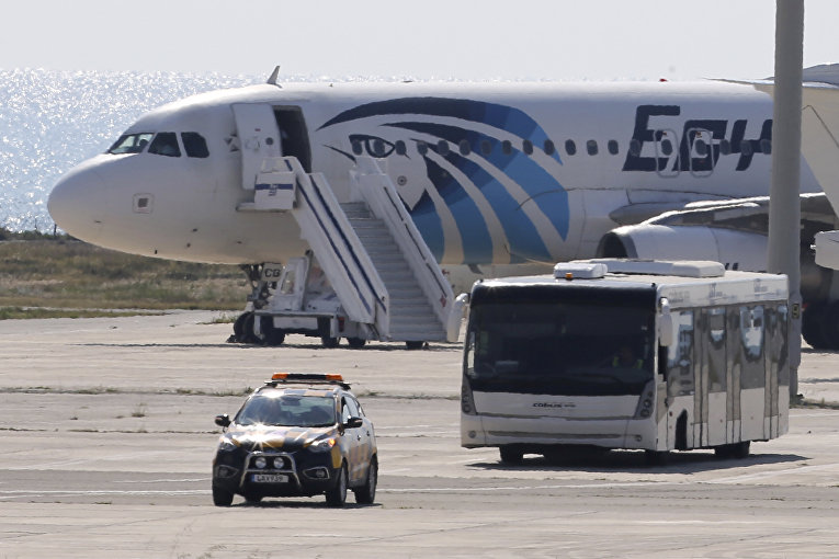 Самолет A320 компании EgyptAir в аэропорту Ларнаки, Кипр Самолет A320 компании EgyptAir в аэропорту Ларнаки, Кипр