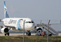 Самолет A320 компании EgyptAir в аэропорту Ларнаки, Кипр Самолет A320 компании EgyptAir в аэропорту Ларнаки, Кипр