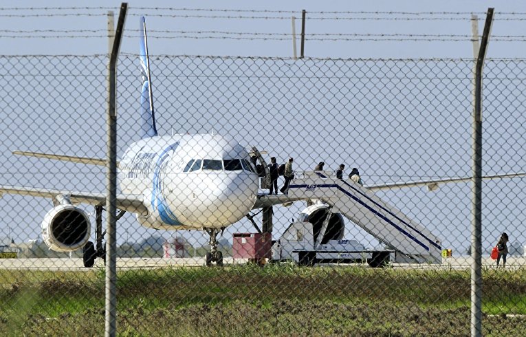 Самолет A320 компании EgyptAir в аэропорту Ларнаки, Кипр Самолет A320 компании EgyptAir в аэропорту Ларнаки, Кипр