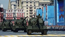 Самоходная артиллерийская установка (САУ) Коалиция-СВ во время военного парада. Архивное фото Самоходная артиллерийская установка (САУ) Коалиция-СВ во время военного парада. Архивное фото