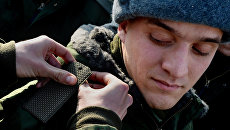 Призывник во время примерки военной формы в краевом сборном пункте. Архивное фото Призывник во время примерки военной формы в краевом сборном пункте. Архивное фото