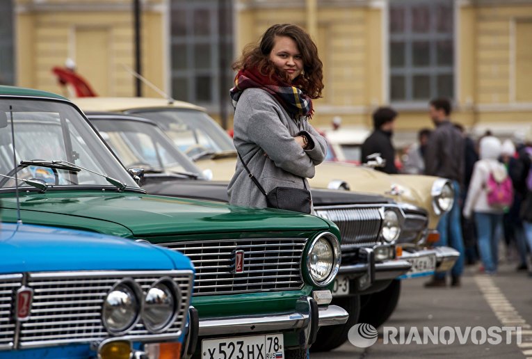 На выставке ретро-автомобилей в Санкт-Петербурге На выставке ретро-автомобилей в Санкт-Петербурге