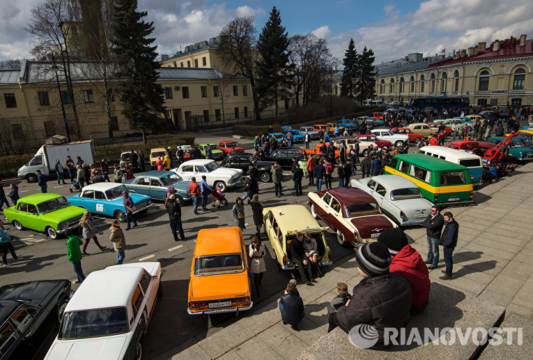 На выставке ретро-автомобилей в Санкт-Петербурге На выставке ретро-автомобилей в Санкт-Петербурге