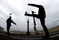 Военнослужащие во время репетиции пешей части военного парада Победы на Дворцовой площади в Санкт-Петербурге Военнослужащие во время репетиции пешей части военного парада Победы на Дворцовой площади в Санкт-Петербурге