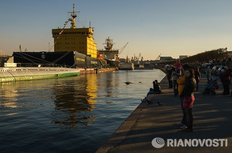 Посетители на набережной лейтенанта Шмидта во время фестиваля ледоколов на реке Неве в Санкт-Петербурге Посетители на набережной лейтенанта Шмидта во время фестиваля ледоколов на реке Неве в Санкт-Петербурге