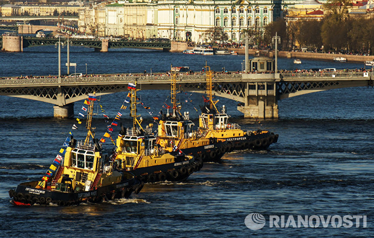 Представление Вальс буксиров во время фестиваля ледоколов на реке Неве в Санкт-Петербурге Представление Вальс буксиров во время фестиваля ледоколов на реке Неве в Санкт-Петербурге