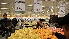 Покупатели у прилавка с лимонами из Турции. Архивное фото Покупатели у прилавка с лимонами из Турции. Архивное фото